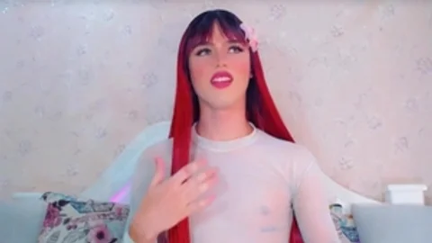 Red Hair shemale Gracefully Faps Her 10-Pounder